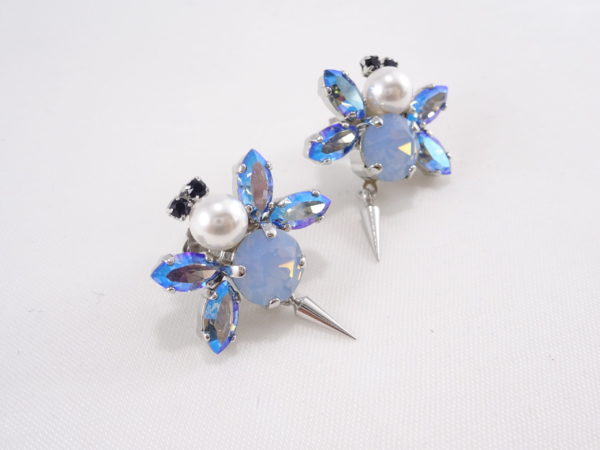 【3月販売終了】Honey bee earrings / Air blue opal